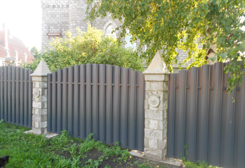  Забор из евроштакетника серого со светлыми столбами Алматы фото 2