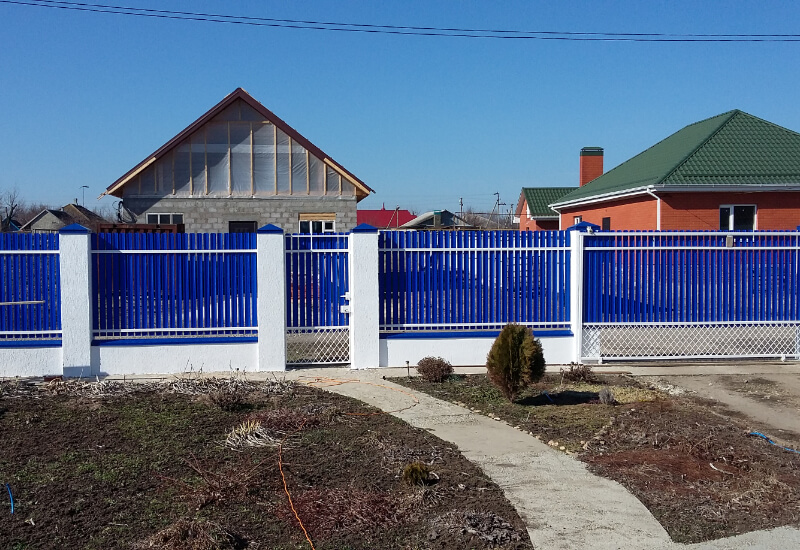 Забор из металлоштакетника синего с белыми столбами в Алматы фото 2