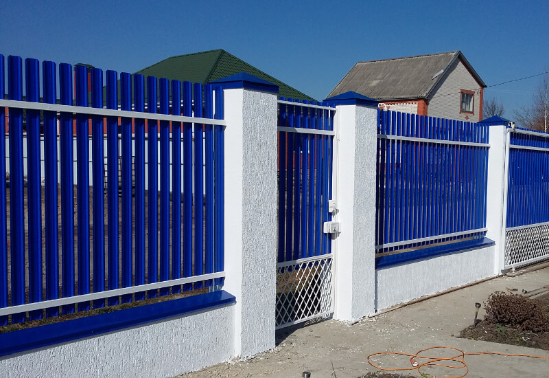 Забор из штакетника цвет RAL5002 синий двусторонний в Алматы фото 3