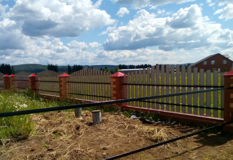 Забор из евроштакетника RAL3003 рубин, секция горкой в Алматы фото 1