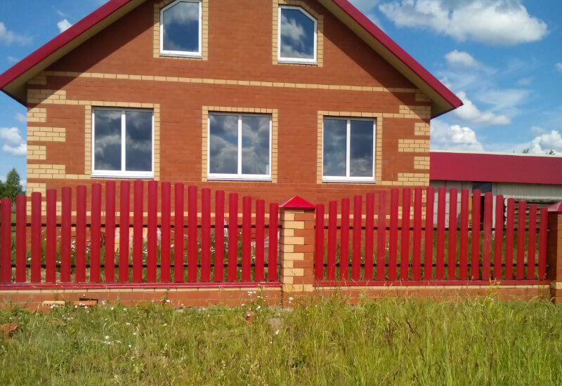 Забор из металлоштакетника цвета рубин с кирпичными столбами в Алматы фото 2